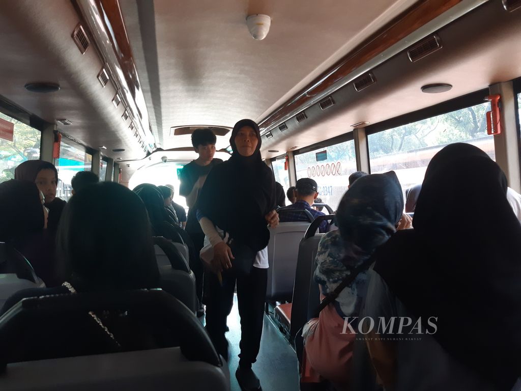 Sejumlah wisatawan memasuki lantai dua bus wisata Transjakarta, Minggu (14/4/2024). Pada libur Lebaran, fasilitas Bus Wisata Transjakarta diserbu wisatawan.