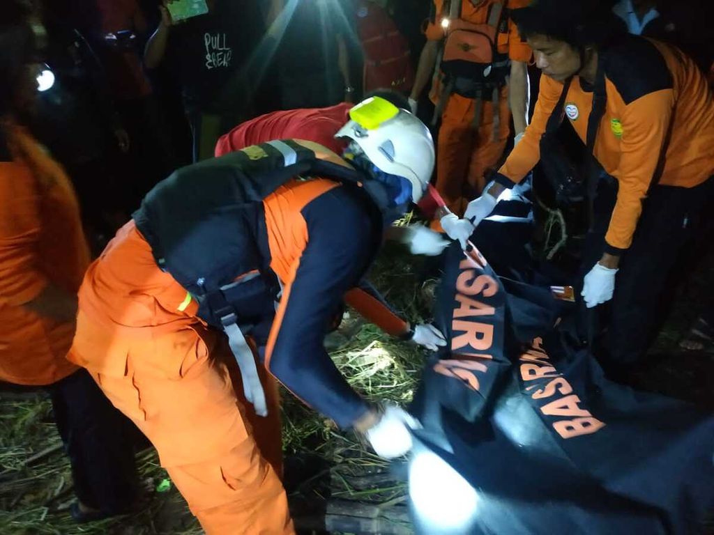Tim SAR mengevakuasi jenazah M Royan (6), korban ketujuh sekaligus terakhir dari peristiwa longsor di Kabupaten Gowa, Sulsel, Minggu (20/11/2022) malam.