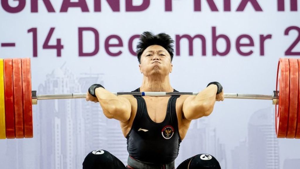 Lifter Indonesia, Rahmat Erwin Abdullah, memborong tiga medali perak kelas 81 kilogram putra di IWF Grand Prix II, di Doha, Qatar, Sabtu (9/12/2023) malam.