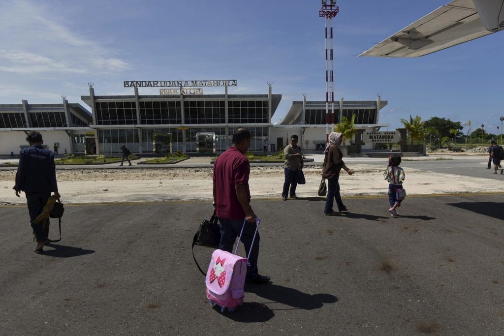 Penumpang pesawat berjalan menuju terminal penumpang Bandara Matahora, Wakatobi, Sulawesi Tenggara, Senin (20/6/2016). Bandara ini menjadi salah satu pintu keluar dan masuk utama dari dan menuju Wakatobi.