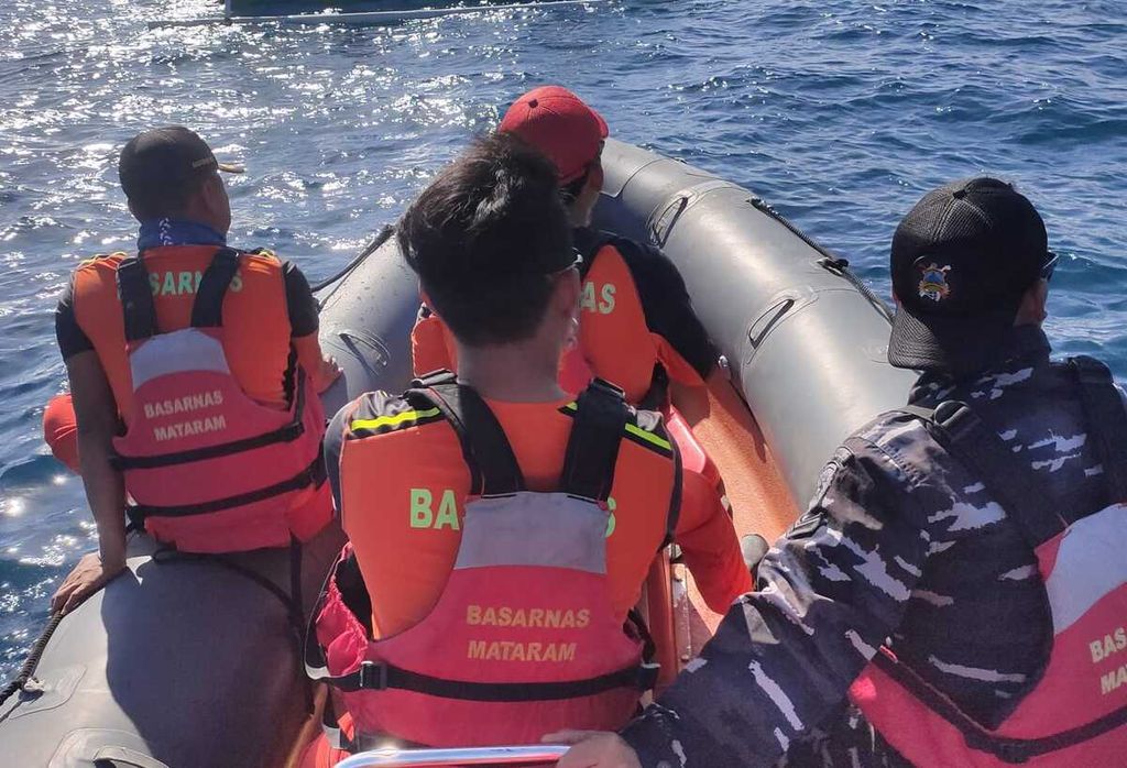 Tim kantor SAR Mataram melakukan pencarian wisatawan berkebangsaan Perancis yang hilang di perairan Gili, Senin (19/12/2022). Wisatawan bernama Lydie Annie Mauricette (50) dilaporkan hilang saat berenang dari Gili Trawangan ke Gili Meno.