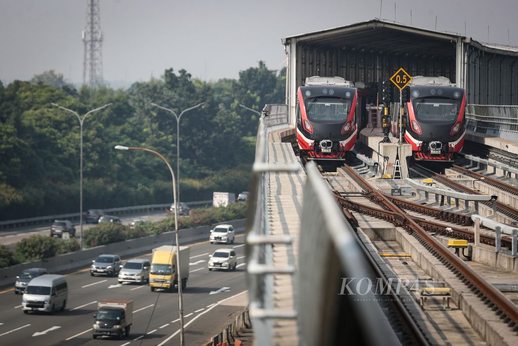 Dua rangkaian LRT berhenti di sekitar Stasiun LRT Harjamukti, Depok, Jawa Barat, Rabu (12/7/2023). Menteri Perhubungan Budi Karya Sumadi menguji coba operasional secara terbatas LRT Jabodebek dari Stasiun Harjamukti menuju Stasiun Dukuh Atas.