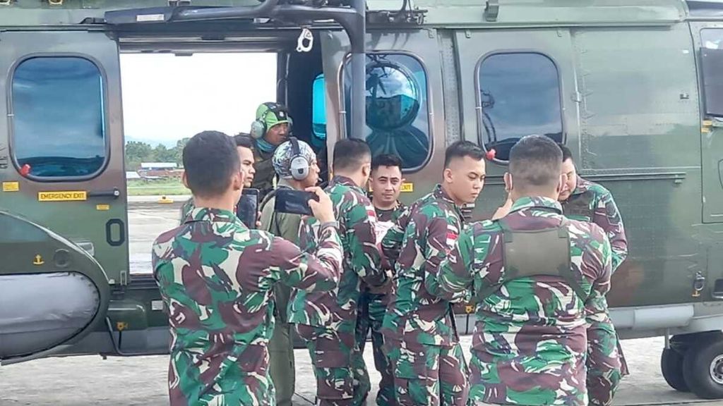 Personel TNI AD mengevakuasi jenazah Prajurit Dua Beryl Kholif Al Rahman dari Distrik Kiwirok, Kabupaten Pegunungan Bintang ke Jayapura pada Kamis (30/6/2022).