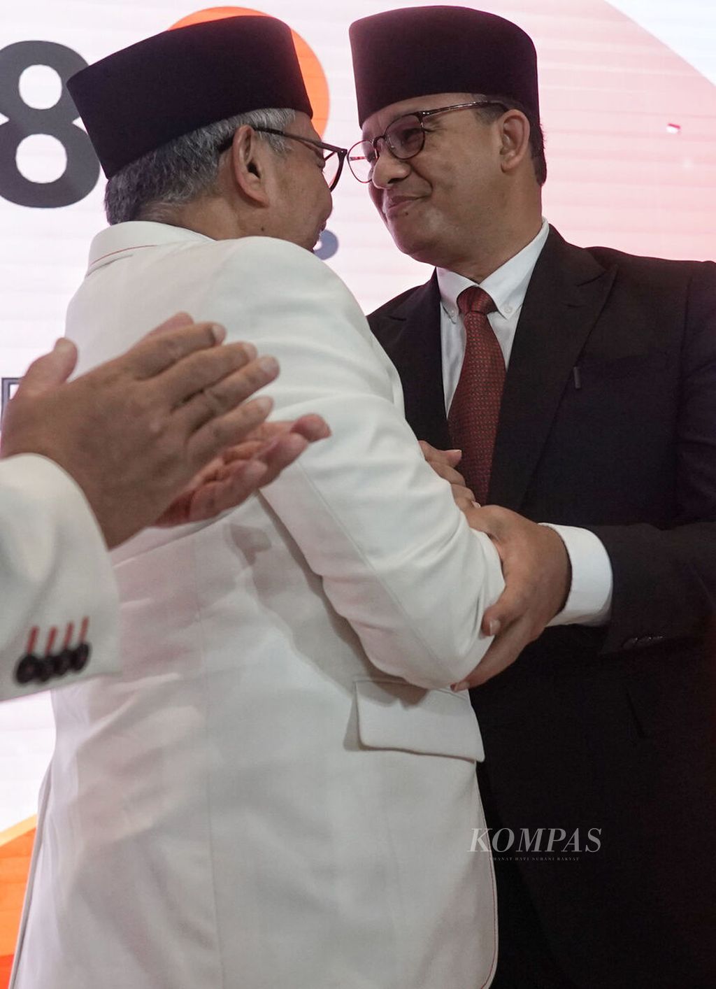 PKS President Ahmad Syaikhu (left) shakes hands with Anies Baswedan during a Declaration of support for Anies Baswedan as a presidential candidate in the 2024 Election at the Prosperous Justice Party (PKS) DPP Office, Jakarta, Thursday (23/2/2023).