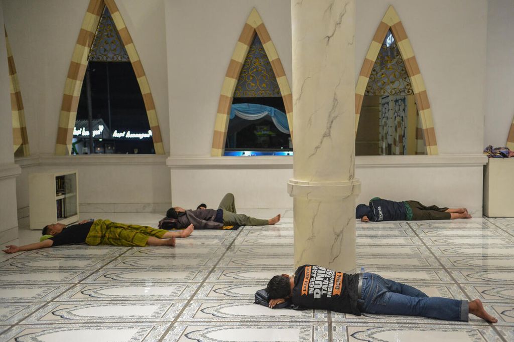 Beberapa warga beristirahat melepas rasa capai di dalam masjid di Rest Area Km 57, Tol Jakarta-Cikampek, Karawang, Jawa Barat, Selasa (18/4/2023). 