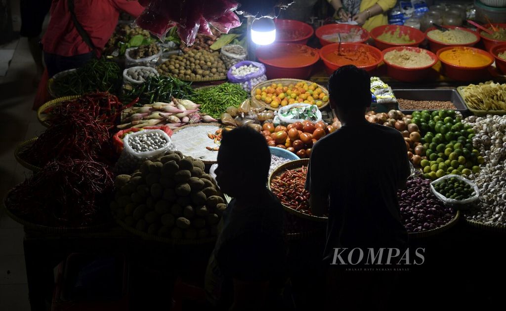 Warga berbelanja kebutuhan sehari-hari di Pasar Tomang Barat, Jakarta Barat, Rabu (2/2/2022). 