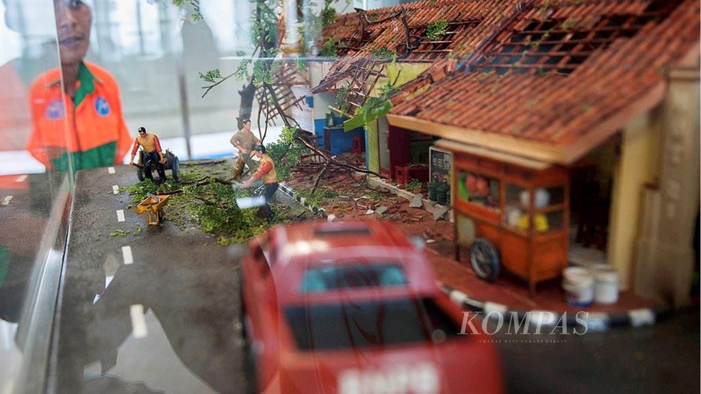 Diorama kebencanaan, seperti gempa bumi, banjir, tsunami, letusan gunung berapi, dan angin puting beliung, ditampilkan di lantai 11 dan 12 Graha BNPB, Jakarta Timur, Kamis (12/1). 