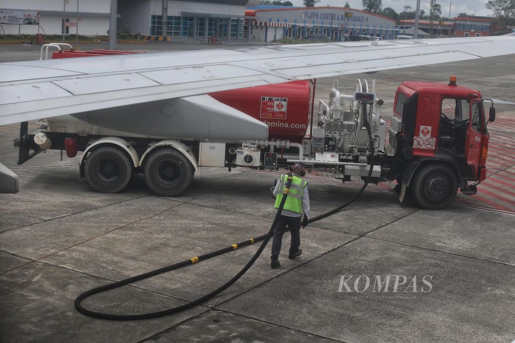 Petugas Pertamina merapikan selang seusai mengisi bahan bakar avtur ke pesawat yang mendarat di Bandara Mozes Kilangin, Mimika, Papua, Kamis (28/10/2021). 