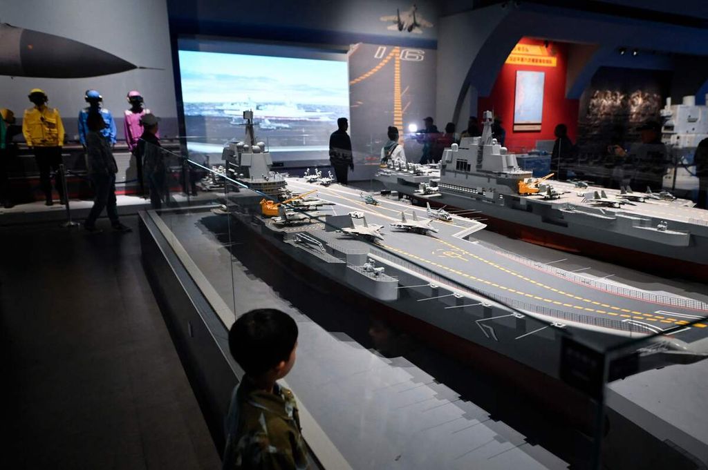 Tiruan kapal induk China, Shandong, dipamerkan di Museum Angkatan Laut China di Qingdao, Shandong, pada 23 April 2024.