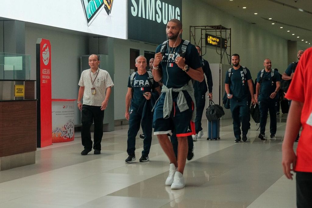 <i>Guard </i>timnas bola basket Perancis, Nicolas Batum, tiba bersama rombongan di Indonesia melalui Bandara Soekarno-Hatta, Tangerang, Banten, Selasa (22/8/2023) sore.