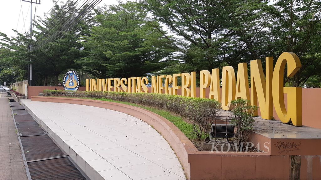 Universitas Negeri Padang, Sumatera Barat, Selasa (17/1/2023), yang didatangi <i>Kompas</i> untuk memperdalam informasi perjokian yang melibatkan dosen calon guru besar di kampus itu.