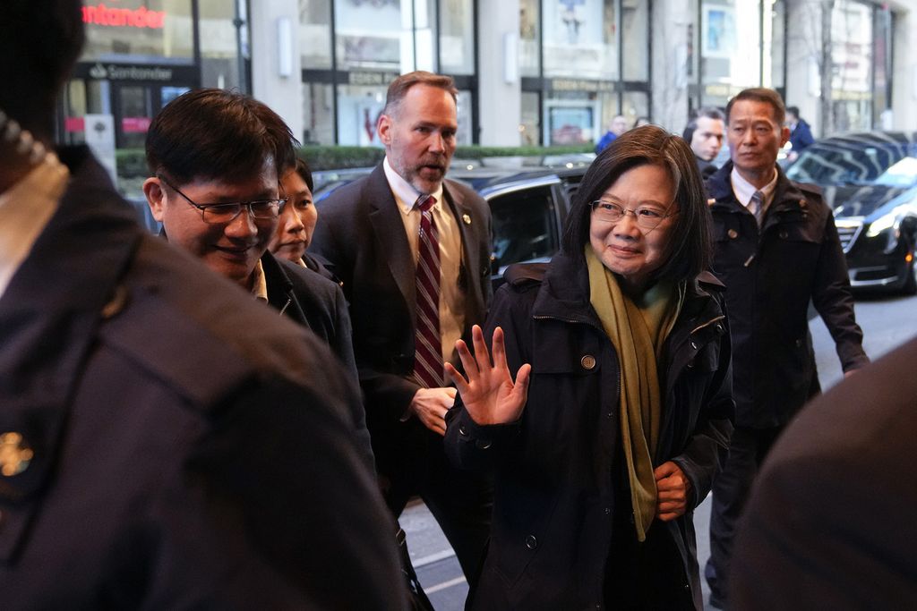 Presiden Taiwan Tsai Ing-wen melambaikan tangan saat ia tiba di sebuah hotel di New York, Kamis (30/3/2023), sehari sebelum terbang ke Guatemala dan Belize, Amerika Tengah. 