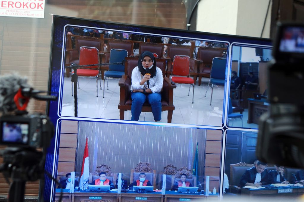Awak media mengambil rekaman gambar persidangan di televisi depan ruang sidang utama Pengadilan Negeri Jakarta Selatan, Senin (31/10/2022). Sidang hari ini disiarkan tidak dengan audio, hal tersebut dikarenakan untuk menjaga keterangan saksi tidak dapat didengar oleh saksi lain. 