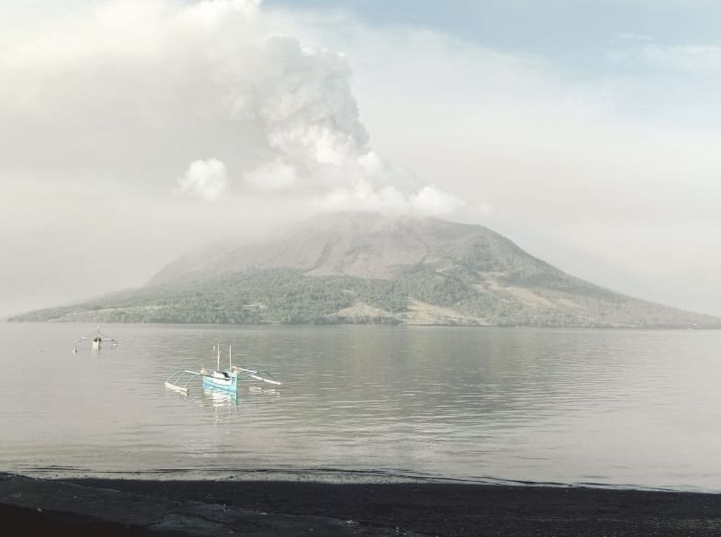 The condition of Mount Ruang in the district of Kepulauan Siau Tagulandang Biaro (Sitaro) in North Sulawesi, which erupted volcanic ash rain on Wednesday (17/4/2024).