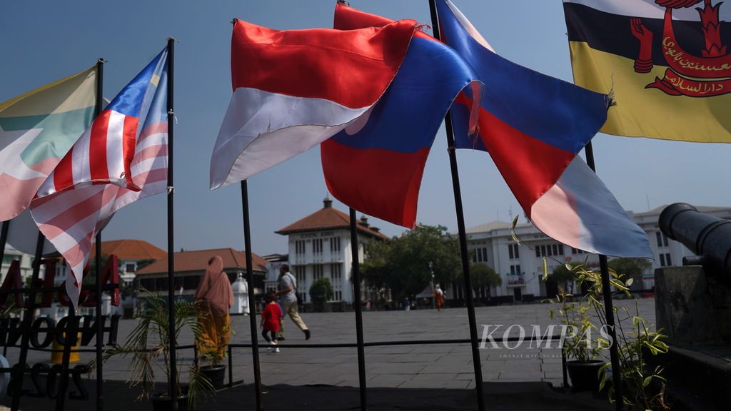 Ilustrasi - Bendera-bendera negara ASEAN berkibar di Taman Fatahillah, di Kawasan Kota Tua, Jakarta Barat, Rabu (6/9/2023).