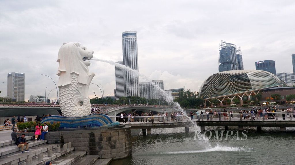 Wisatawan dari berbagai negara memadati kawasan Taman Merlion di Singapura, Selasa (16/4/2024) sore.