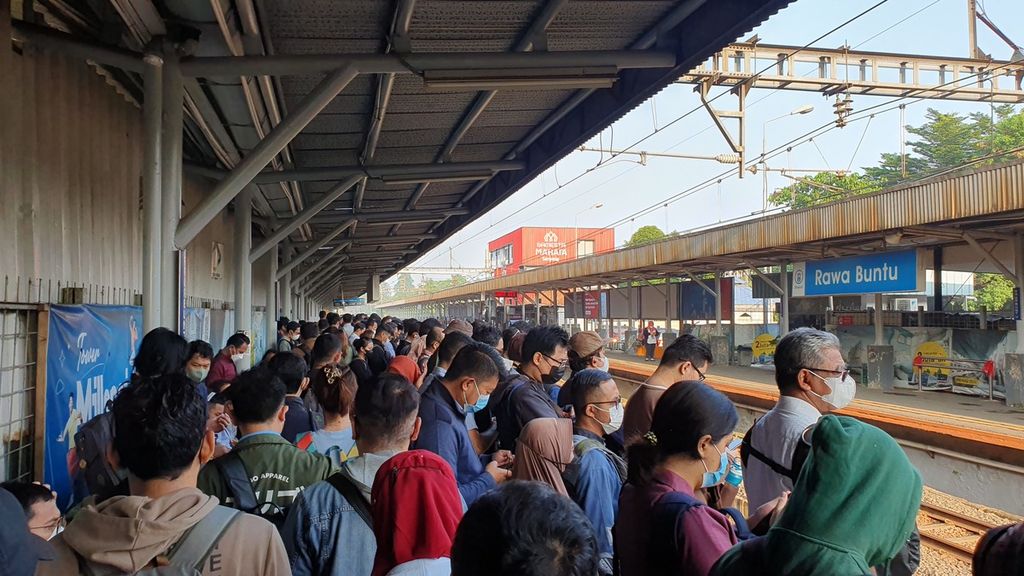 Penumpang menunggu KRL di Stasiun Rawa Buntu, Serpong, Tangerang Selatan, Rabu (31/5/2023).