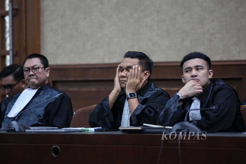 Kuasa hukum terdakwa mendengarkan pemaparan jaksa penuntut umum di Pengadilan Tindak Pidana Korupsi, Jakarta, Rabu (25/10/2023). 
