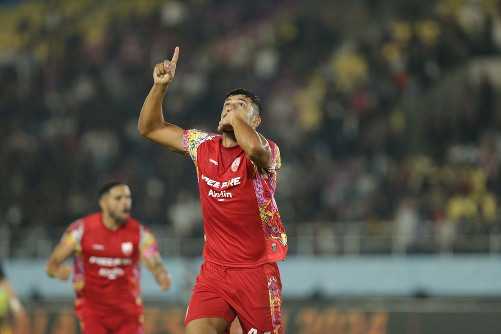 Bek Persis Solo (kanan), Ricardo Lima, melakukan selebrasi setelah menjebol gawang Persija Jakarta dalam perebutan peringkat ketiga Piala Presiden 2024, di Stadion Manahan, Kota Surakarta, Jawa Tengah, Sabtu (3/8/2024). Laga itu dimenangi Persis Solo dengan skor akhir 1-0. Hasil itu membuat mereka berhasil meraih peringkat ketiga dalam turnamen tersebut.