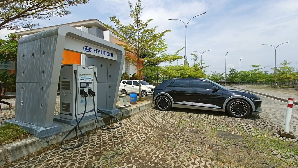 Stasiun Pengisian Kendaraan Listrik Umum di Rest Area TRAVOY KM 519 A, Sragen, Jawa Tengah pada Kamis (08/09/2022).