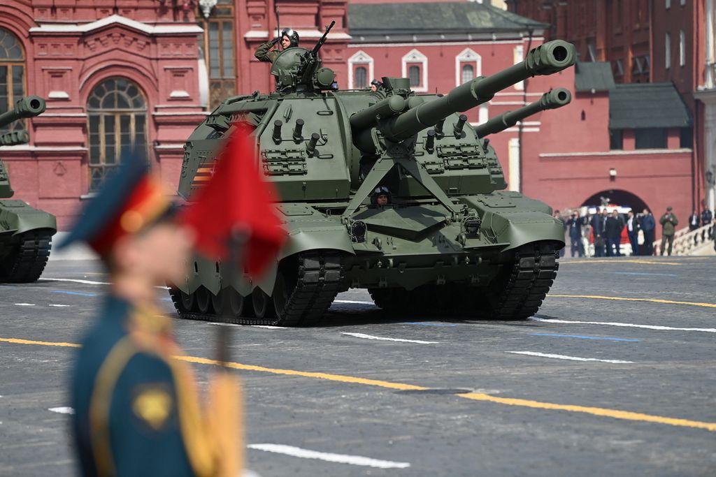 Meriam howitzer dalam tank MSTA-S berparade di Lapangan Merah, Moskwa, Rusia, dalam gladi resik perayaan Hari Kemenangan pada Sabtu (7/5/2022).     