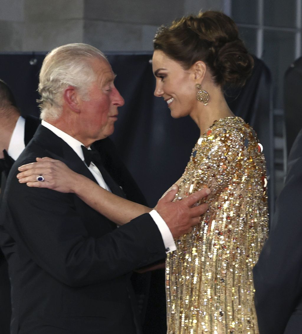 Foto bertanggal 28 September 2021 ini memperlihatkan Pangeran Charles (kiri), yang kini menjadi Raja Charles III, berbicara dengan Kate, saat itu bergelar Duchess of Cambridge, saat akan menyaksikan film baru James Bond di London, Inggris. 
