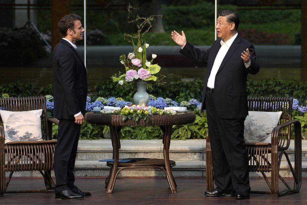 Presiden China Xi Jinping dan Presiden Perancis Emmanuel Macron berbicara sebelum dimulainya upacara jamuan di kediaman gubernur Provinsi Guangdong di Guangzhou, China, 7 April 2023. 