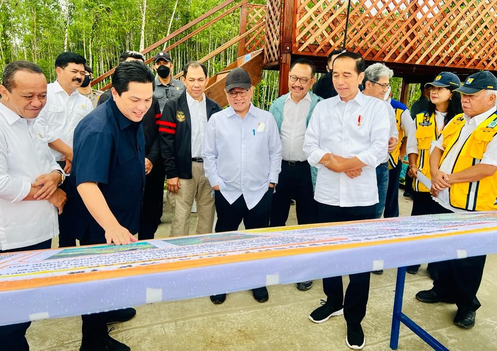 Presiden mengecek lokasi pembangunan pusat latihan sepak bola tim nasional Indonesia di IKN Nusantara, Jumat (24/2/2023) pagi. 
