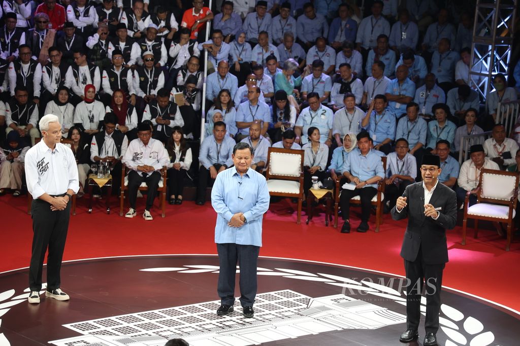 Ketiga calon presiden (kanan ke kiri), Anies Baswedan, Prabowo Subianto, dan Ganjar Pranowo, mengikuti debat yang diselenggarakan Komisi Pemilihan Umum (KPU) di Kantor KPU, Jakarta, Selasa (12/12/2023).
