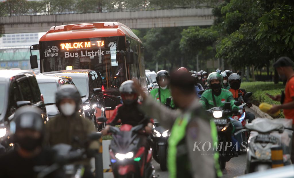 Bus listrik melintas di Jalan Jenderal Sudirman, Jakarta, Jumat (16/12/2022). PT Transjakarta menargetkan bisa mengoperasikan 100 bus listrik sampai akhir tahun 2022. 