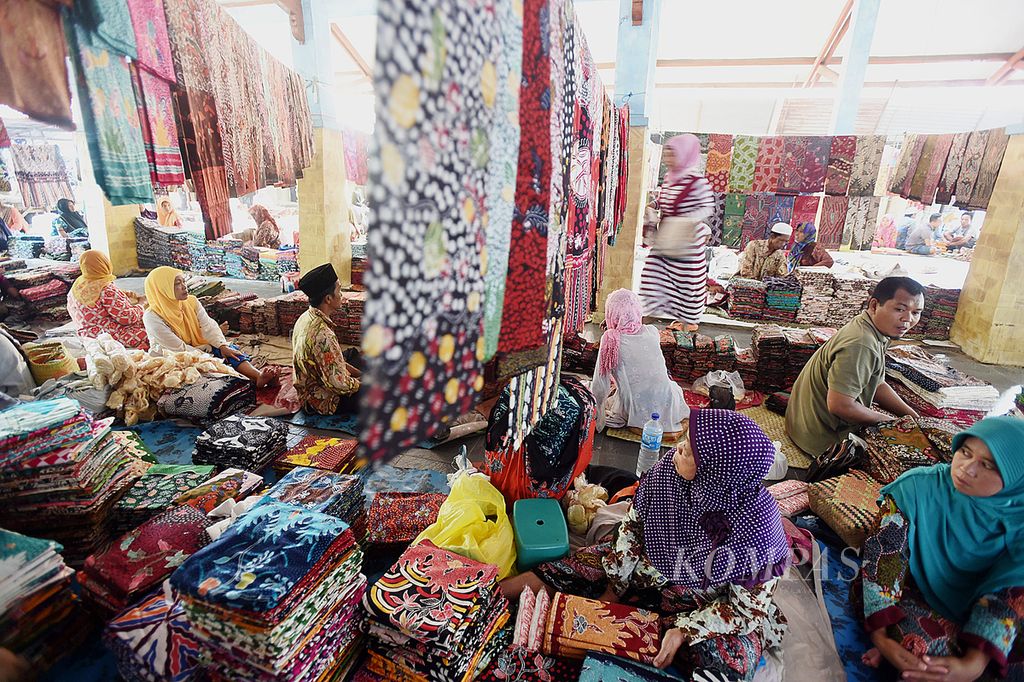 Penjual batik di Pasar Batik 17 Agustus yang berlangsung hanya pada Kamis dan Minggu di Kabupaten Pamekasan, Minggu (6/3/2018). Pasar tersebut menjadi urat nadi perajin batik untuk menjual batik buatannya.