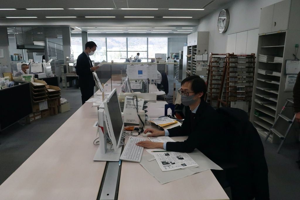 Sejumlah karyawan dari surat kabar lokal <i>Shinano Mainichi Shimbun</i> atau <i>Shinmai</i>, di ruang redaksi, di Nagano, Jepang, Jumat (17/2/2023).