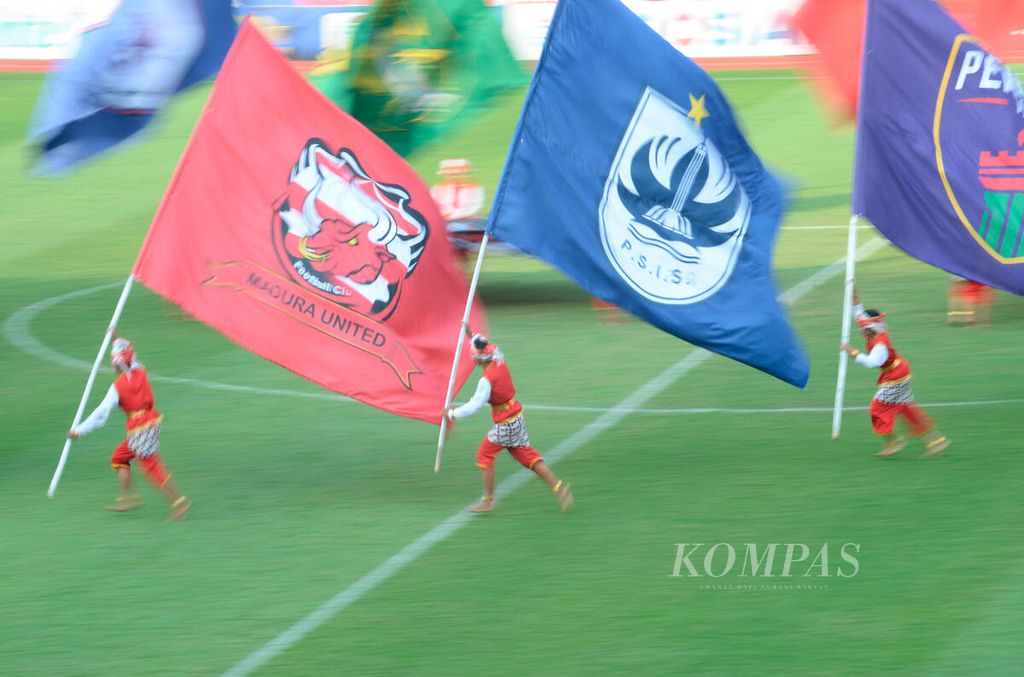 Penari membawa bendera klub sepak bola yang menjadi peserta Piala Presiden saat pembukaan di Stadion Manahan, Kota Surakarta, Jawa Tengah, Sabtu (11/6/2022). Terdapat 18 klub sepak bola mengikuti Piala Presiden sebagai pemanasan untuk kompetisi selanjutnya. Kompas/P Raditya Mahendra Yasa 11-06-2022