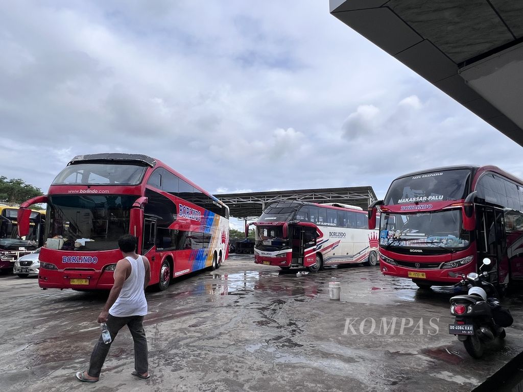 Aktivitas di salah satu garasi bus di Makassar, Sulawesi Selatan, Sabtu (1/4/2023), di mana bus dari Palu tujuan Makassar berhenti. Di sini pula calon penumpang biasanya naik dan turun.