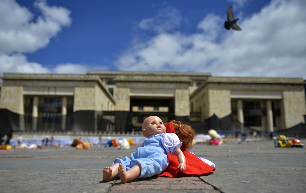 Boneka lucu di letakkan di Alun-alun Bolivar, Bogota, dalam aksi menentang pelecehan anak, Senin (30/11/2020). 