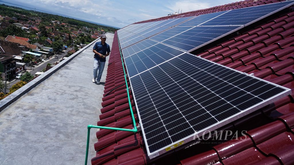 Panel surya yang terpasang di atap Hotel Santika Banyuwangi, Banyuwangi, Jawa Timur, Minggu (11/9/2022). Penggunaan panel surya di tempat tersebut mampu menghemat penggunaan listrik konvensional sebesar 25 persen. 