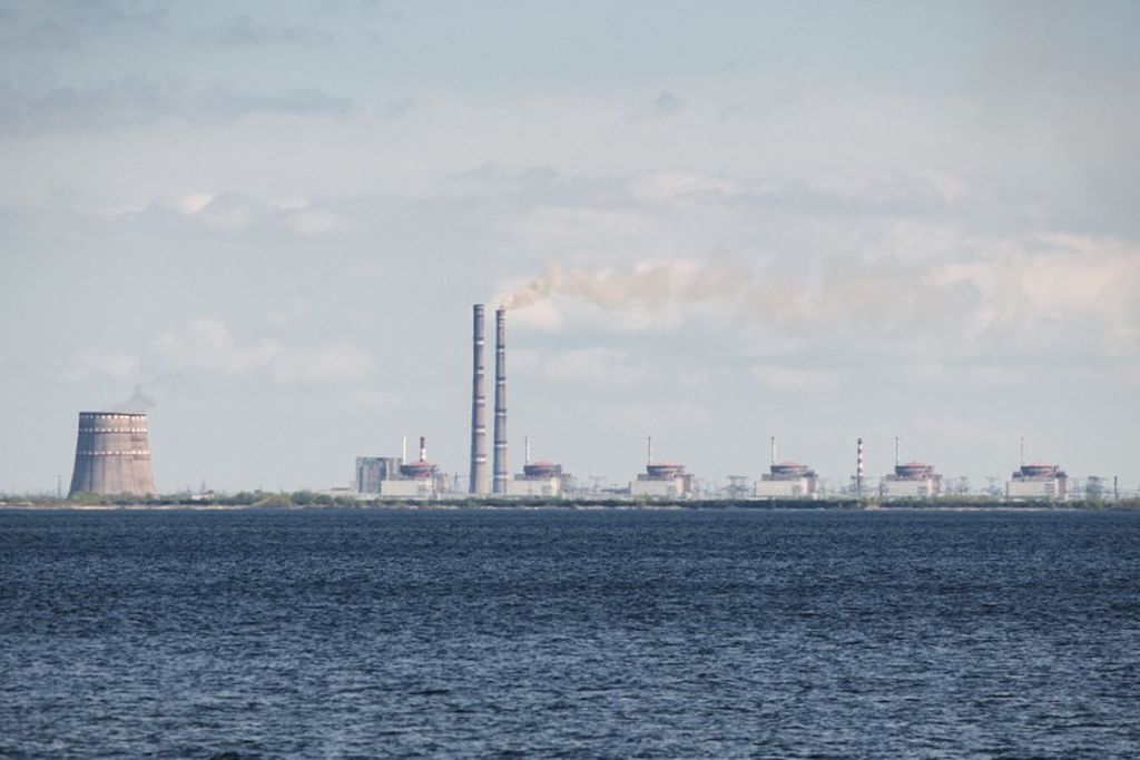 Pemandangan ini menunjukkan pembangkit listrik tenaga nuklir Zaporizhzhia, yang terletak di daerah Enerhodar yang dikuasai Rusia, dilihat dari Nikopol pada 27 April 2022. 