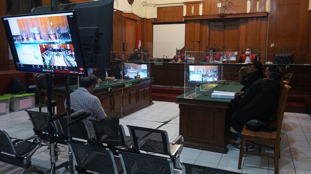 Sidang pembacaan tuntutan terhadap Abdul Haris, terdakwa kasus Tragedi Kanjuruhan, di Pengadilan Negeri Surabaya, Jumat (3/2/2023) malam. 