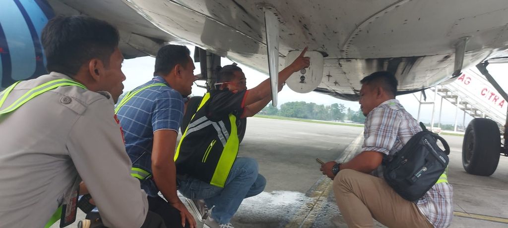 Tampak bagian pesawat Trigana Air, Boeing 737-500, yang ditembaki kelompok kriminal bersenjata saat lepas landas dari Bandara Nop Goliat Deikai, Kabupaten Yahukimo, Papua Pegunungan, Sabtu (11/3/2023).