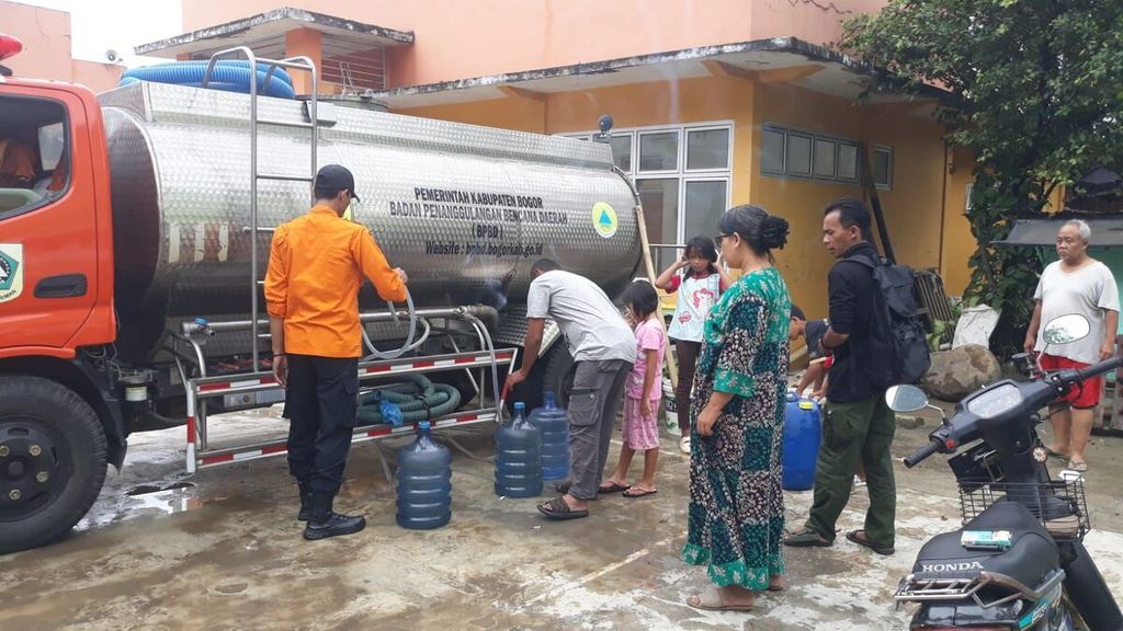 Badan Penanggulangan Bencana Daerah (BPBD) Kabupaten Bogor mendistribusikan air kepada warga di sejumlah kampung di Kecamatan Jasinga dan Nanggung, Kabupaten Bogor, Jawa Barat. Kekeringan dan krisis air bersih mulai dirasakan warga sejak 2 Juni 2023.