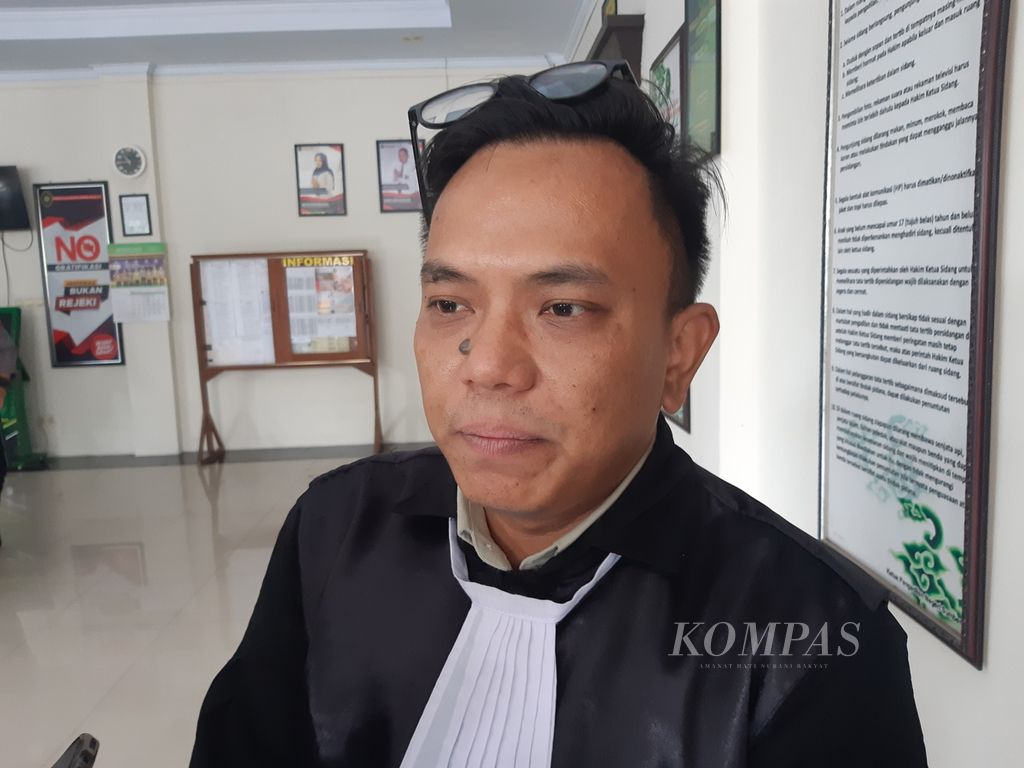 Penasihat hukum terdakwa Chumaedi Saefudin, Abdi Mujiono, saat diwawancarai di kantor Pengadilan Negeri Sumber Kabupaten Cirebon, Jawa Barat, Kamis (9/3/2023).