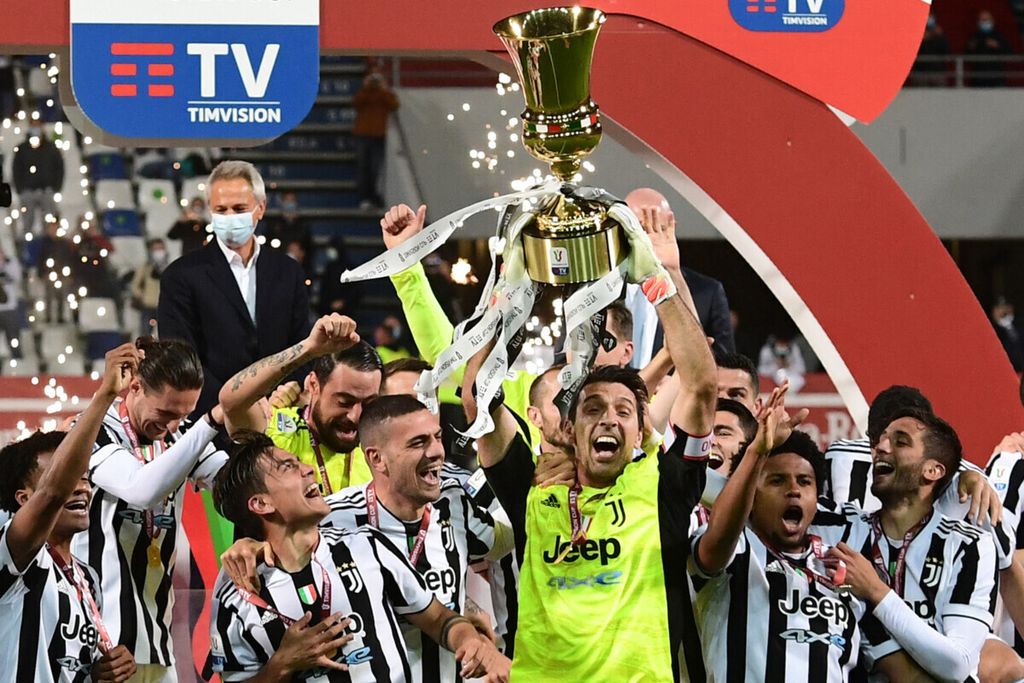 Kiper Juventus Gianluigi Buffon memegang trofi Coppa Italia setelah timnya menjadi juara dengan mengalahkan Atalanta pada laga final di Stadion Citta del Tricolore, Regio Emilia, Italia, 19 Mei 2021. 