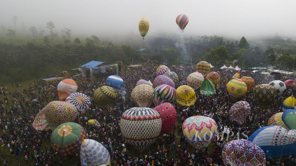 Ilustrasi-Kabut menyelimuti lokasi lomba penerbangan balon udara yang ditambatkan dalam acara Java Traditional Balloon Festival di lapangan Desa Pagerejo, Kecamatan Kertek, Kabupaten Wonosobo, Jawa Tengah, Sabtu (15/6/2019). 