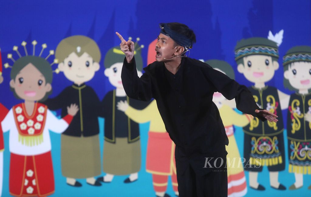 Peserta dari daerah Jawa Barat menyajikan pentas drama tari dalam acara Festival Tunas Bahasa Ibu Nasional di Jakarta, Selasa (14/2/2023). 