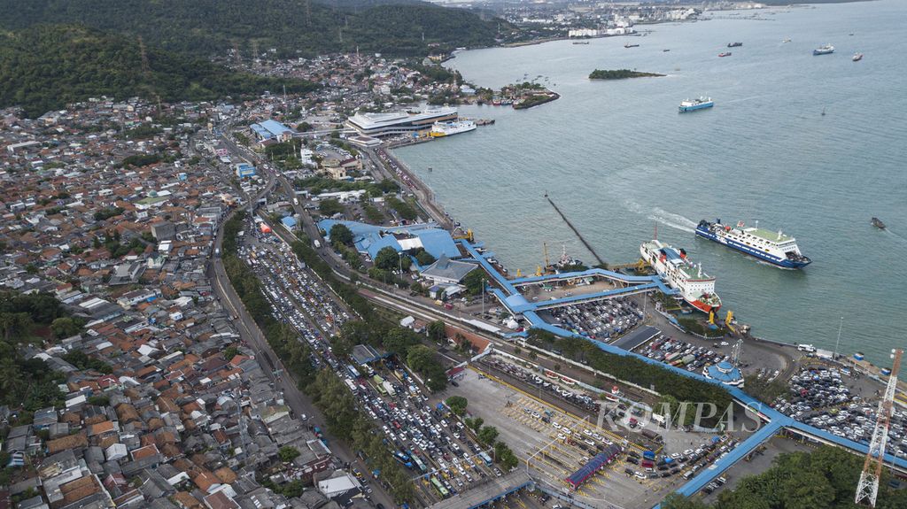 Foto udara Pelabuhan Merak, Cilegon, Banten, yang dipadati kendaraan pemudik pada puncak arus mudik, Jumat (29/4/2022) pagi.