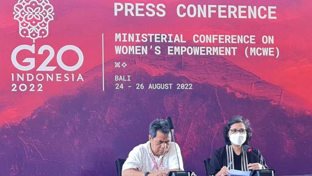 Ketua Umum Konferensi Tingkat Menteri G20 tentang Pemberdayaan Perempuan (G20 Ministerial Conference on Women’s Empowerment/MCWE)  Lenny N Rosalin pada konferensi pers menjelang G20 MCWE di Denpasar, Bali, Selasa (22/8/2022). Lenny yang juga Deputi Kesetaraan Gender (KG), Kementerian Pemberdayaan Perempuan dan Perlindungan Anak (PPPA) menyampaikan MCWE akan berlangsung pada Rabu (24/8/2022) hingga Kamis (25/8/2022) Nusa Dua, Bali.
