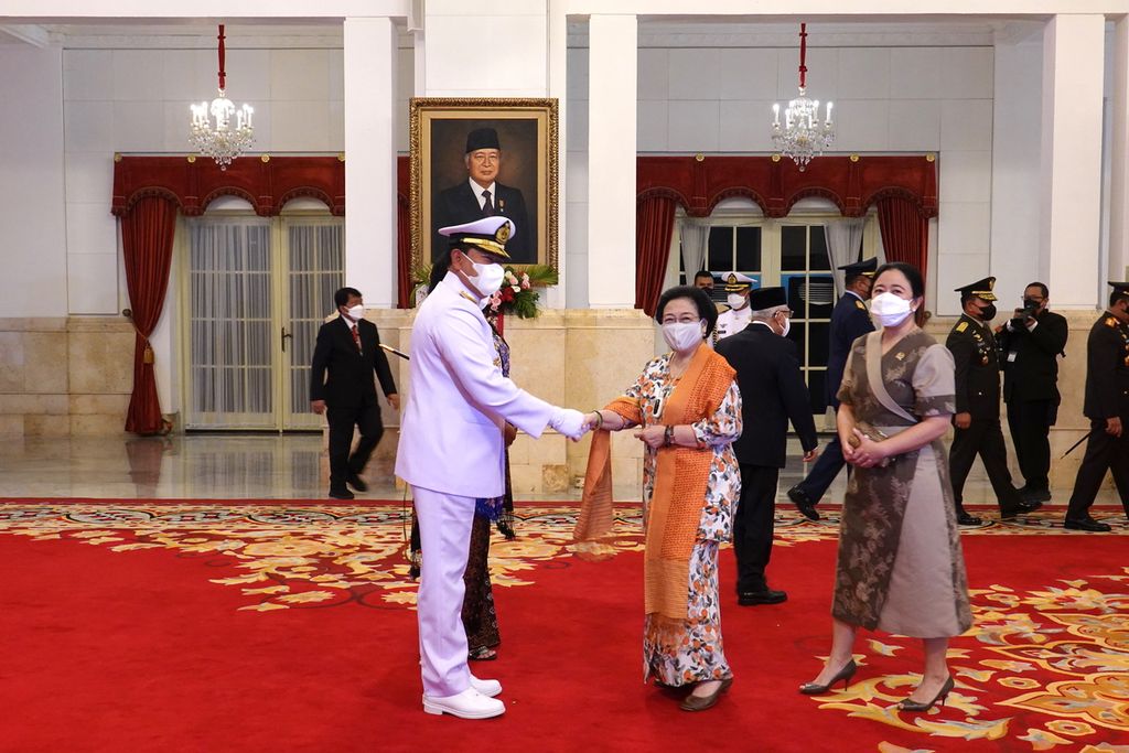 Megawati Soekarnoputri memberikan ucapan selamat kepada Laksamana Yudo Margono yang dilantik sebagai Panglima TNI, Senin (19/12/2022), di Istana Negara, Jakarta. Meski jabatannya terbilang singkat atau hanya sampai November 2023, banyak pekerjaan rumah yang menanti dituntaskan