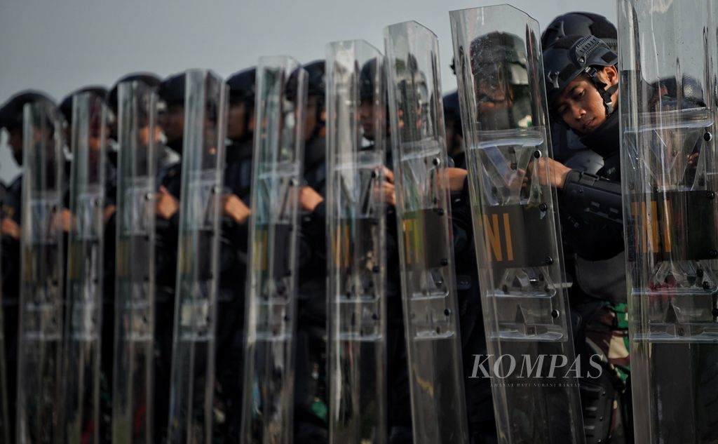 Seorang anggota pasukan TNI meluruskan barisannya saat mengikuti Apel Gelar Pasukan Pengamanan Pemilu Tahun 2024 di Lanud Halim Perdanakusumah, Jakarta, Kamis (1/2/2024). 
