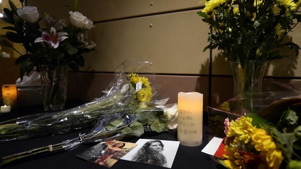 Warga meletakkan bunga dan lilin untuk mengenang Noel Spark yang menjadi korban penembakan di Thousand Oaks, California, AS, Kamis (8/11/2018). Penembakan yang dilakukan oleh veteran perang Korps Marinir AS berusia 28 tahun, Ian David Long, itu menewaskan 12 orang pengunjung bar.