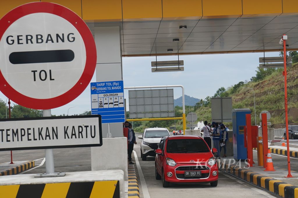 Beberapa pengendara dari Manado sudah mulai menggunakan Jalan Tol Manado-Bitung melalui Gerbang Tol Manado, Sulawesi Utara, Rabu (30/9/2020).